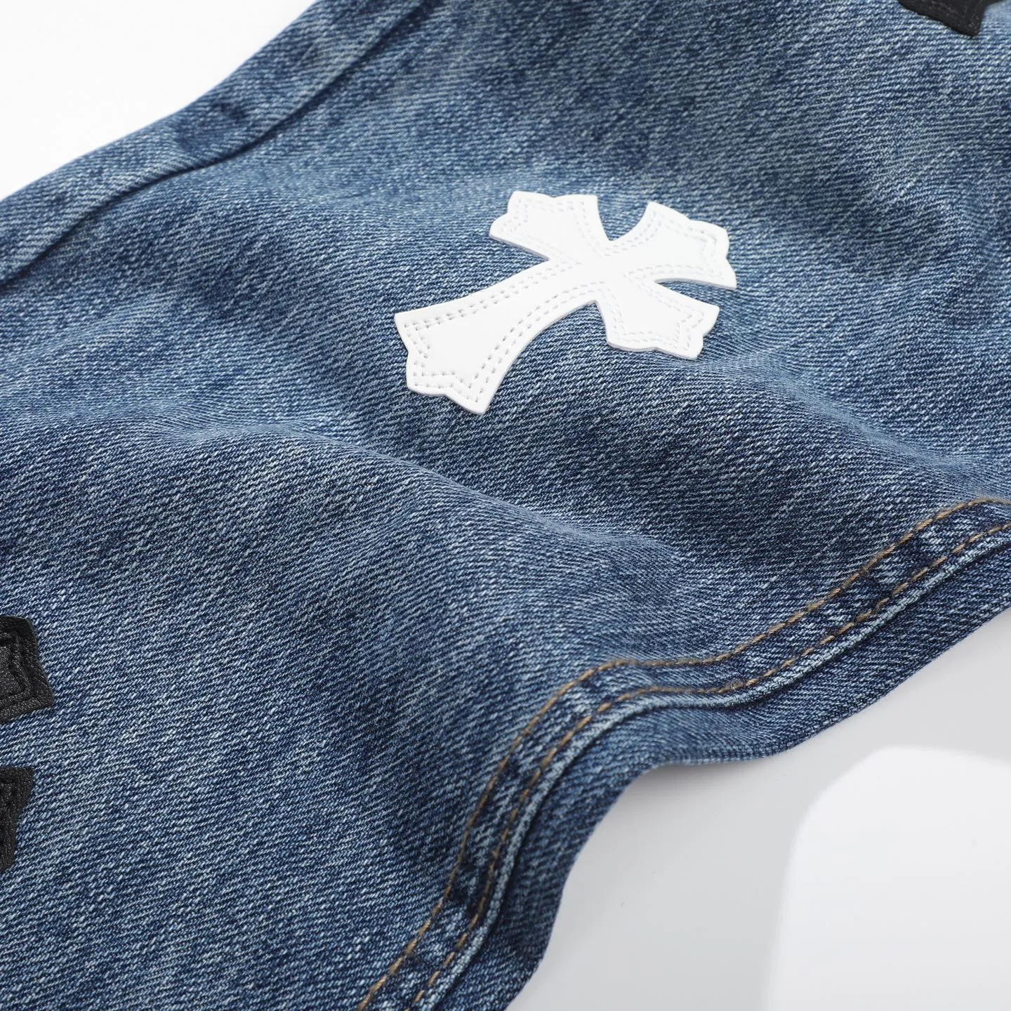 P270 ChromeHearts Chrome washed blue black and white leather straight pants, ceiling-level jeans, a pair is hard to find at the counter‼ ️About Zangyin✅This is an extremely luxurious fashion brand that can also be called the aristocracy of the high street. It has always been an exclusive brand for some hipsters or rich second generations. The color of this model is already very eye-catching by using a unique washed material. It is decorated with pink patch cross flowers, which cleverly highlights the charm of the brand. Secondly, this model adopts a classic high-waist cut design, which highlights the long legs and fashionable temperament of the upper body. The brand is highly recognizable and the slim-fitting configuration is more suitable for daily wear. The personality will be fashionable and the specifications can be seen at a glance. Materials and technology ✅ Needless to say, this point goes without saying. As an excellent craftsman brand, Zangyin's requirements for details and craftsmanship are really perfect. The washed color of this model has gone through a lot of processes, not to mention the embellishment of the denim appliqués. It is also purely handmade and sewn. Just like what they believe in, only handmade things have soul and have the meaning of wearing. A top-notch heavy-duty fashionable denim item, recommended by both hands‼ ️ Size: 28, 30, 32, 34, 36 (S-XXL) Color: blue Size reference: Pants length 100 102 104 106 106 Waist 72 76 80 84 88 Recommended weight S (about 110 pounds) M (about 120 pounds) L (about 140 pounds) XL (about 165) XXL (about 185)